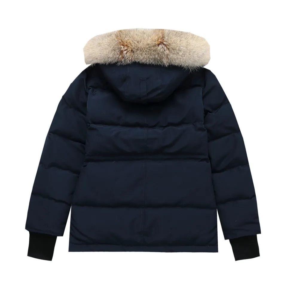 P840 Canada Goose Canada Goose #Expedition04 Parker, a treasure of Canadian origin! Limited supply worldwide! Canada Goose Model 04 is a top-notch couple model. The polar cold-proof outdoor series fur collar detachable hooded parka down jacket is the first Goose in 2024. I hope my partners will like it. Peak quality. I hope everyone can identify it together! The most popular cool items of the Big Goose family in 2024 are online. The same popular product of Yi Yang Qianxi is said to be a joint limited edition Big Goose that cannot be bought in autumn and winter. If you dislike the sameness of the Big Goose in the past, then this model will definitely give you a different experience! This year's most powerful couple's collection for autumn and winter is online, a top-notch luxurious ready-to-wear style, paired with an outdoor warm down jacket with great style and charm! The most standard and classic items of the Daye family in the past two years are equipped with unique reflective stripes for embellishment, which further shows the high-end fashion performance effect. With the embellishment of hardware buckles, it has excellent performance effect. The upper body is clean, simple and elegant, even for urban leisure. It is suitable for various occasions. Designed with large pockets, this model has a large capacity and is equipped with reflective stripes, making it safer at night. It is suitable for various adventure activities. It is made of windproof and waterproof technical materials. The interior is filled with full white duck down, which is absolutely cold-proof and warm. It also has a stand-up collar design and fine fluff at the collar, with meticulous attention to detail! The charm of this model is also more spiritual, and the upper body has more temperament and specifications. It perfectly shows the ultra-high standard of fashionable performance of this model, integrating outdoor and life, and you can even create high-street wear! The most pinnacle limited-edition goose that we have presented so far, both in terms of design and detailed materials, it is completely outstanding. The grand and evergreen version design is matched with cool reflective elements. The overall appearance can be said to be quite high, and it has that kind of powerful outdoor performance! It combines high-end casual attributes with high-street style. It is high-grade, domineering, warm, and beautiful. The visibility of the upper body is quite strong, and the configuration of the owl element is highly brand-recognizable. The overall brand performance and visual effects are fully enhanced, and it also has the high-end sense of fashion and fashionable performance. It is a must-buy product because this is the most awesome down brand on the earth and one of Canada's three national treasure brands. It is also a very sentimental down luxury brand. In the field of polar cold-proof clothing, goose has made an irreplaceable contribution.. SIZE: XS S M L XL XXL Color: black, off-white, red, navy blue, gray